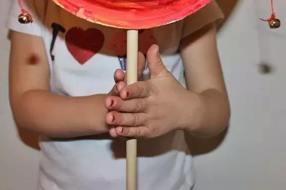 拨浪鼓手工制作废物利用,手工卡纸制作拨浪鼓