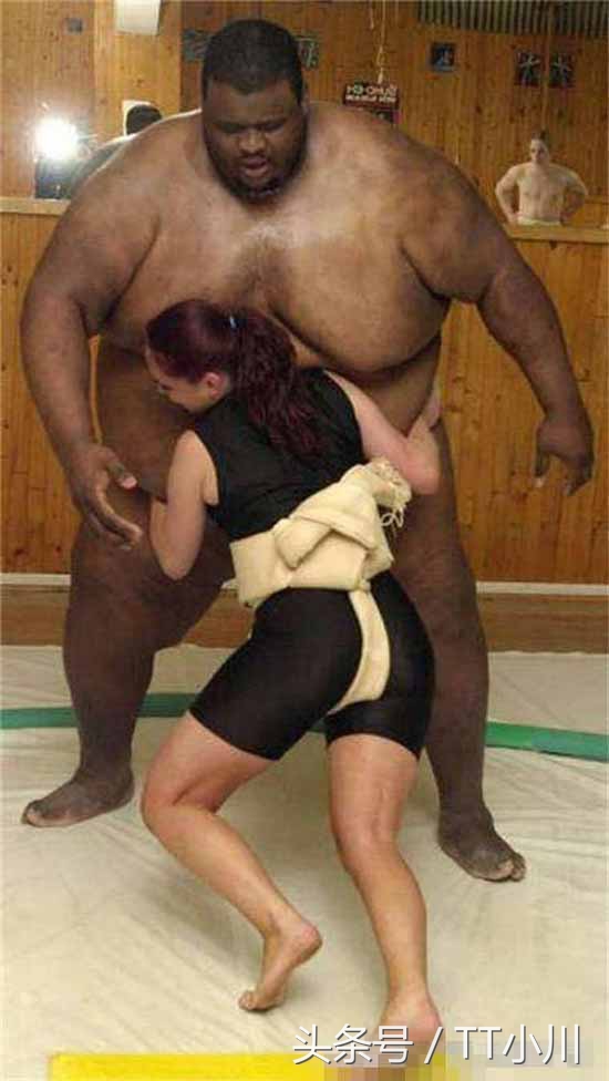 同样是黑大胖，冯提莫的待遇明显差太多，黑人宠爱美娇妻令人羡慕