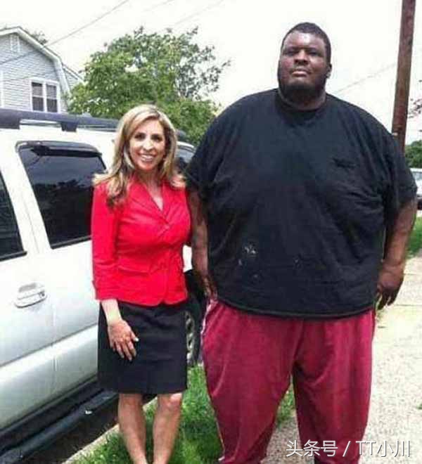 同样是黑大胖，冯提莫的待遇明显差太多，黑人宠爱美娇妻令人羡慕