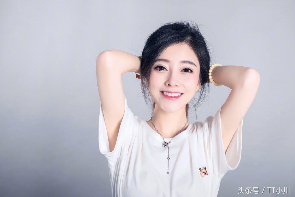 同样是黑大胖，冯提莫的待遇明显差太多，黑人宠爱美娇妻令人羡慕