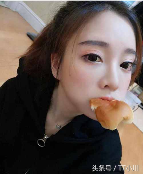 同样是黑大胖，冯提莫的待遇明显差太多，黑人宠爱美娇妻令人羡慕