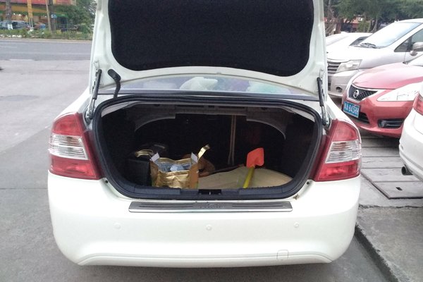 2013款福克斯两厢1.8l手动前大灯,福特福克斯两厢2013款红色经典款