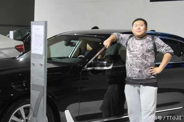 同样是黑大胖，冯提莫的待遇明显差太多，黑人宠爱美娇妻令人羡慕