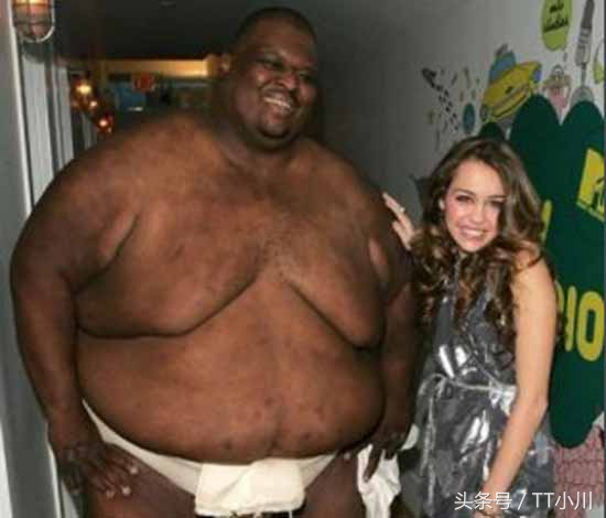 同样是黑大胖，冯提莫的待遇明显差太多，黑人宠爱美娇妻令人羡慕