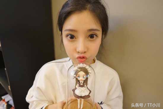 同样是黑大胖，冯提莫的待遇明显差太多，黑人宠爱美娇妻令人羡慕