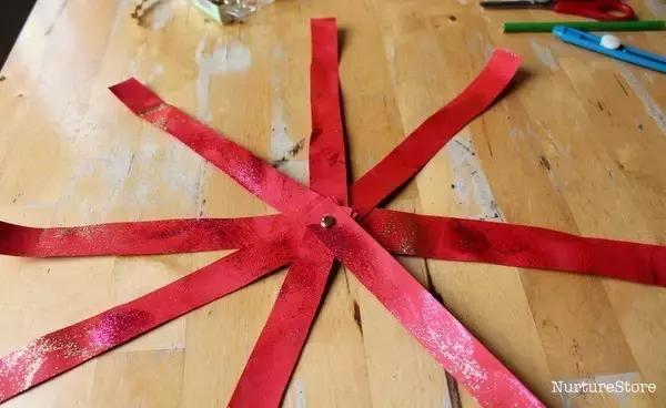 幼儿园元旦手工制作:鞭炮灯笼卡纸舞龙等,8个教程“年味”十足