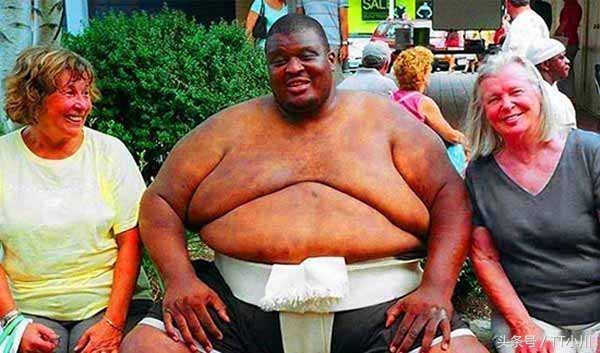 同样是黑大胖，冯提莫的待遇明显差太多，黑人宠爱美娇妻令人羡慕