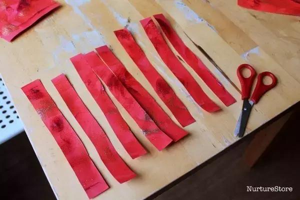 幼儿园元旦手工制作:鞭炮灯笼卡纸舞龙等,8个教程“年味”十足