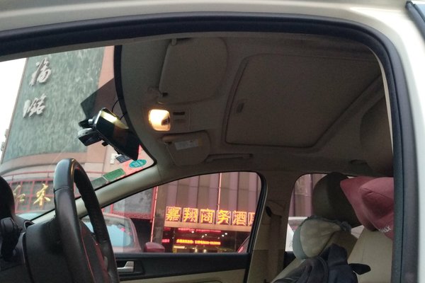 2013款福克斯两厢1.8l手动前大灯,福特福克斯两厢2013款红色经典款