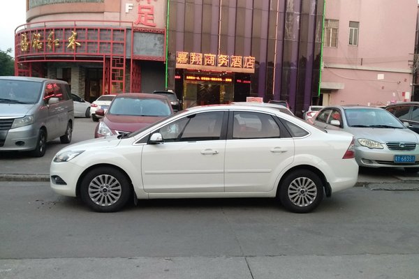 2013款福克斯两厢1.8l手动前大灯,福特福克斯两厢2013款红色经典款