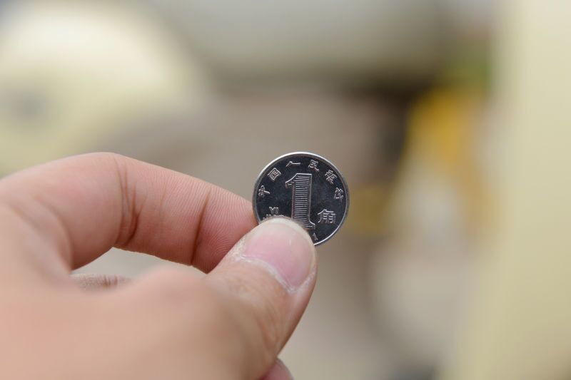 小心！电动车充电插头误插入金属物质会导致烧伤