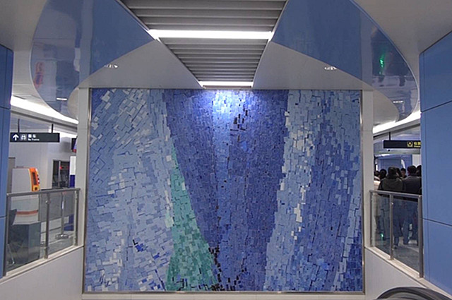 56秒丨探路青岛地铁2号线：李村、石老人站艺术墙抢眼球