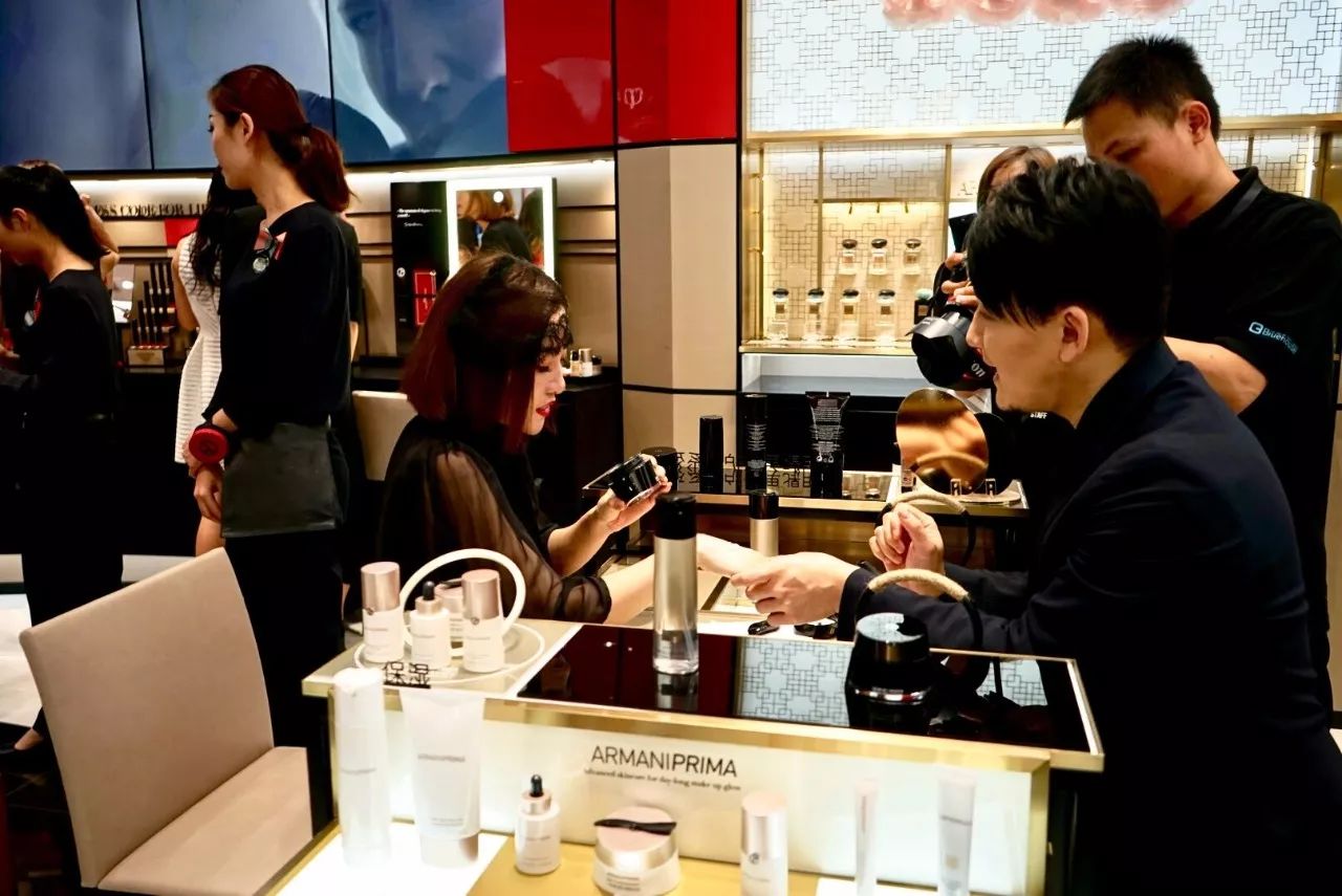 十二月属于“阿玛尼之红”