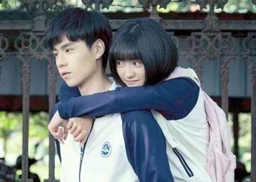 高中生“早恋”公开拥抱被开除?网友炸了!