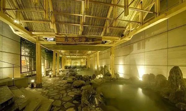 假期冬天泡个温泉放松一下,周末了外面有点冷