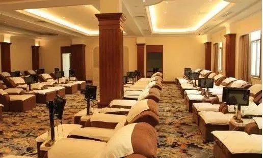 假期冬天泡个温泉放松一下,周末了外面有点冷