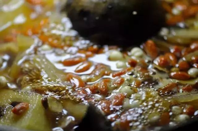 30斤才能熬出1斤，冬天帮你润肺养出好声音