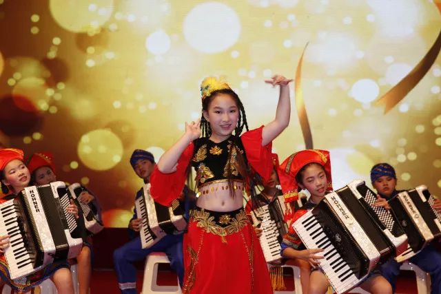 青秀校园｜云景路小学举办手风琴音乐会；凤翔路小学承办自治区级优秀课例展示评选；“黄贤群特级教师工作室团队”送教下乡镇中学