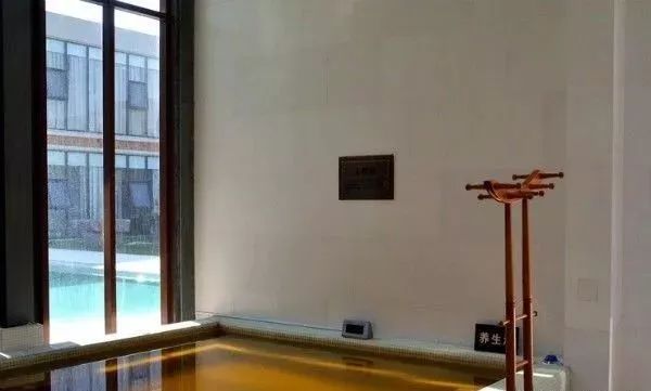 假期冬天泡个温泉放松一下,周末了外面有点冷