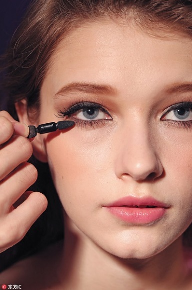 热巴的造型和范冰冰相似,热巴范冰冰复古港风