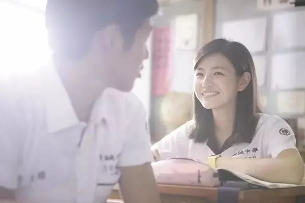 高中生“早恋”公开拥抱被开除?网友炸了!