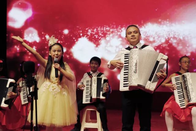 青秀校园｜云景路小学举办手风琴音乐会；凤翔路小学承办自治区级优秀课例展示评选；“黄贤群特级教师工作室团队”送教下乡镇中学