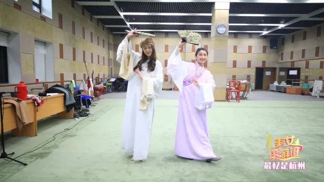 今晚22:40《美女乐游记》小剧场爆笑上演主持人“戏精”附体带你玩转杭州的前世今生~