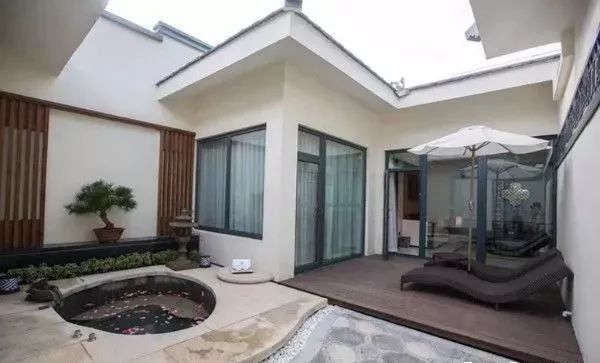 假期冬天泡个温泉放松一下,周末了外面有点冷