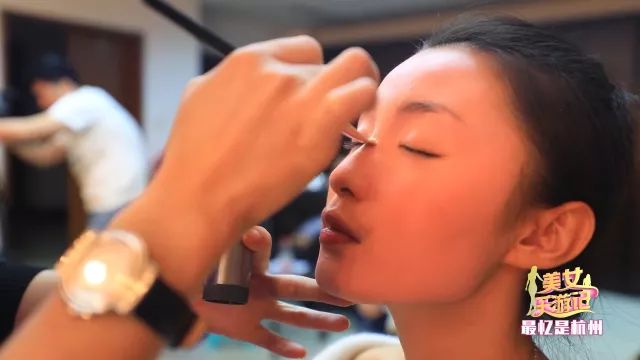 今晚22:40《美女乐游记》小剧场爆笑上演主持人“戏精”附体带你玩转杭州的前世今生~