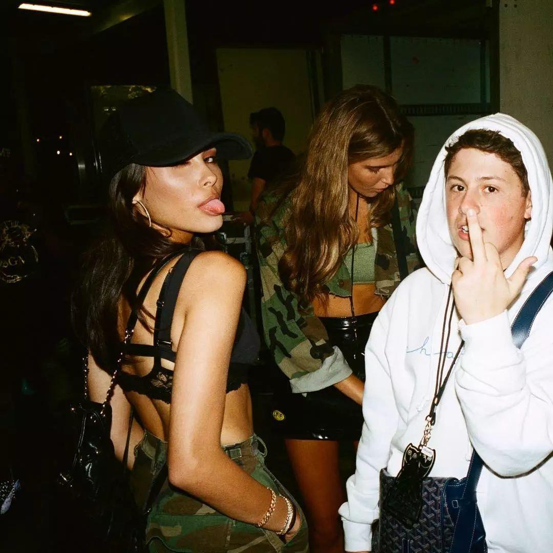 00后开法拉利倒卖球鞋年入百万美金还在争做佛系青年的90后该醒了！