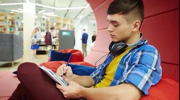 大家好,给大家介绍一下,这是迪卡侬的数据分析专家QlikSense