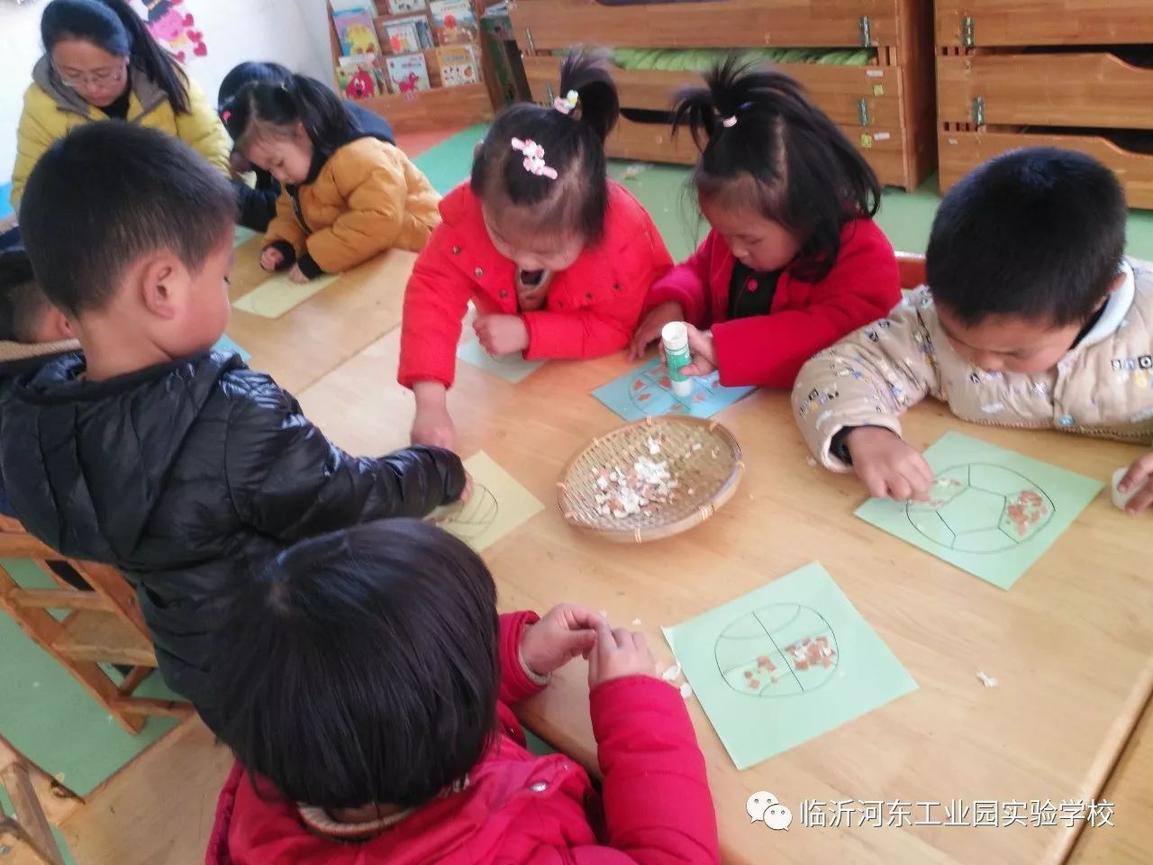 蛋壳粘贴画幼儿园可打印,鸡蛋壳变变变的作品