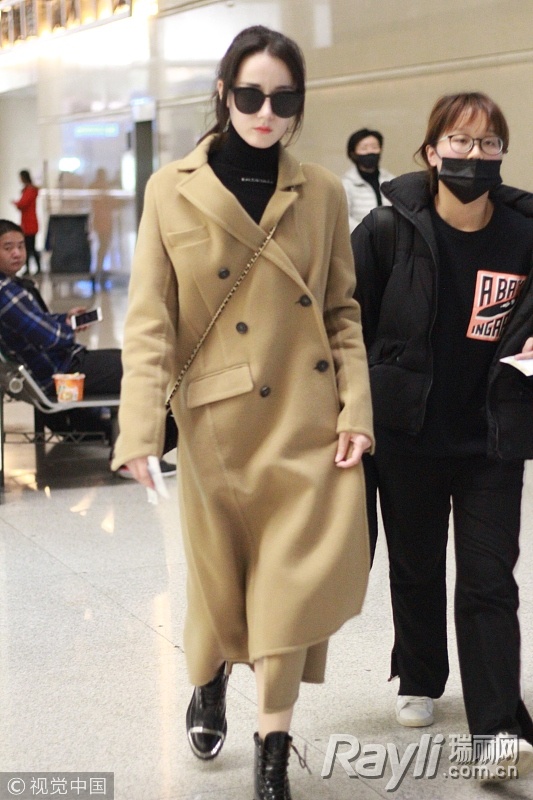 想做多金有品“好命女”？那你缺袁姗姗娜扎的驼色大衣