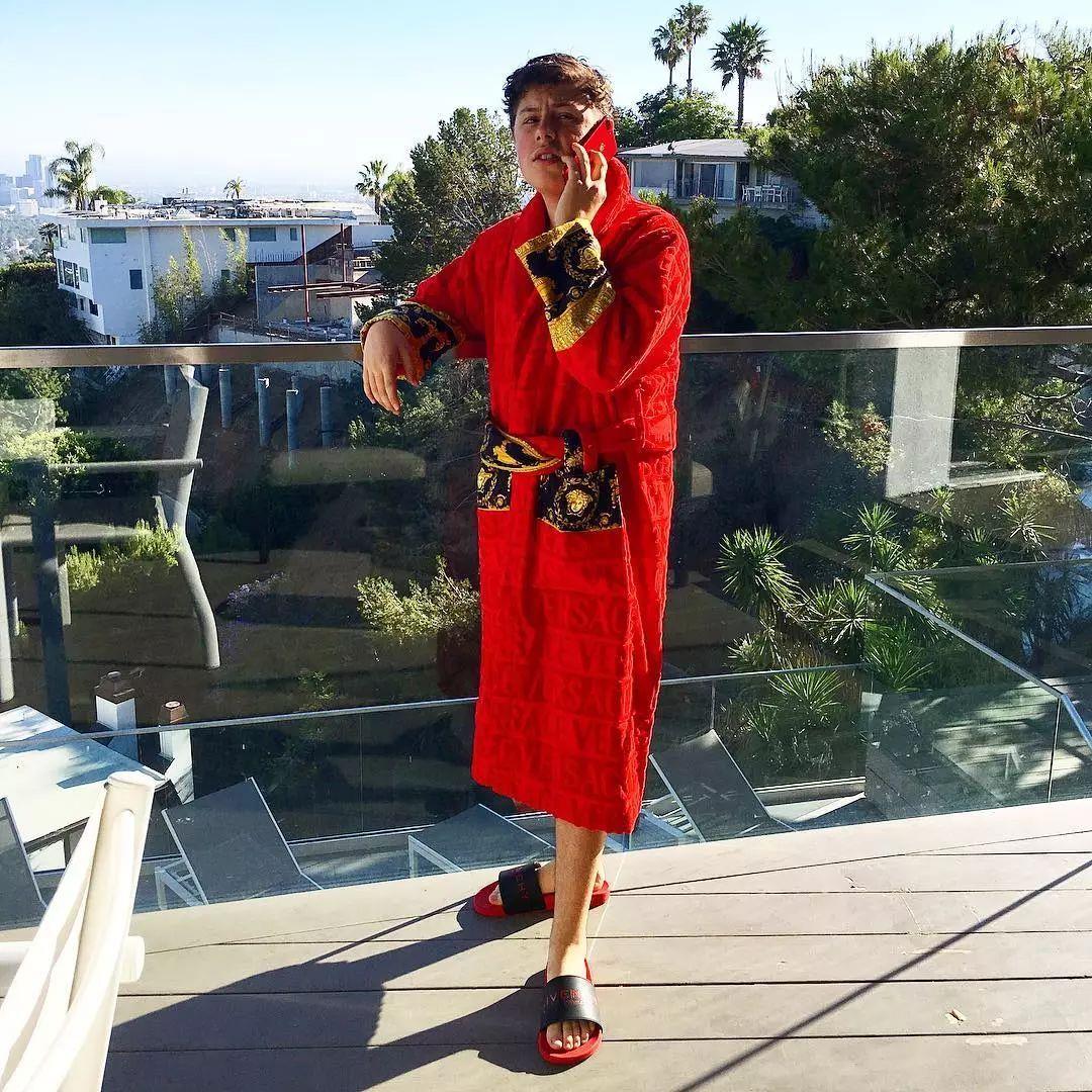 00后开法拉利倒卖球鞋年入百万美金还在争做佛系青年的90后该醒了！