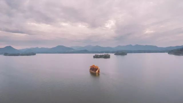 今晚22:40《美女乐游记》小剧场爆笑上演主持人“戏精”附体带你玩转杭州的前世今生~