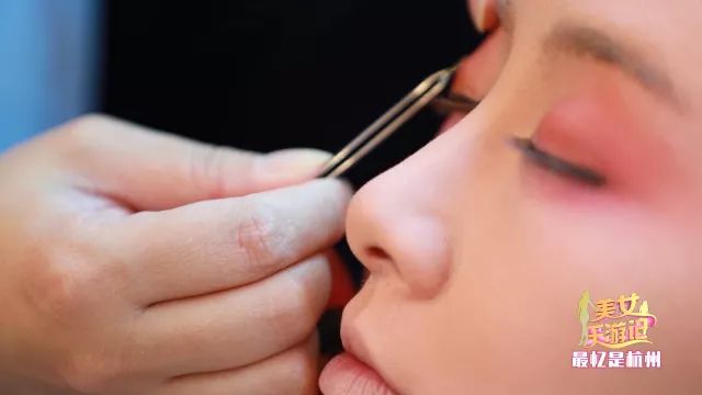 今晚22:40《美女乐游记》小剧场爆笑上演主持人“戏精”附体带你玩转杭州的前世今生~