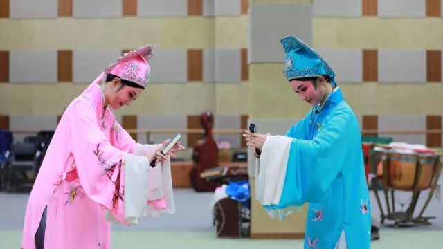 今晚22:40《美女乐游记》小剧场爆笑上演主持人“戏精”附体带你玩转杭州的前世今生~