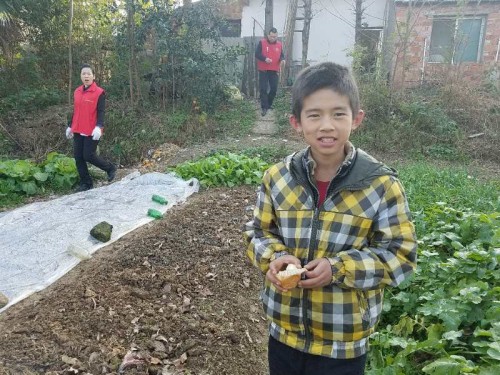 爱，让果园里漾满笑声