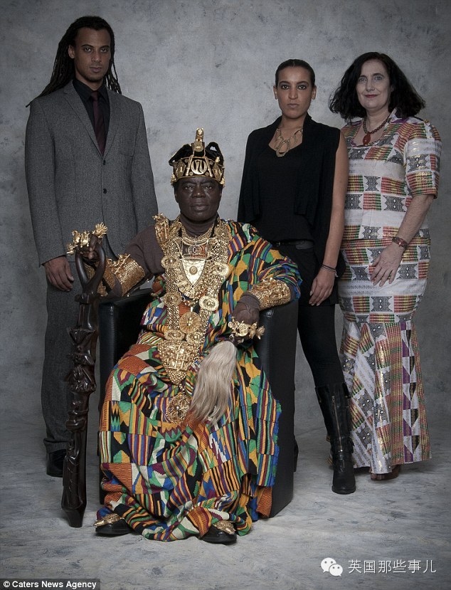 做着修理工的活，顺便用skype管理国家的国王，大概这是唯一一个