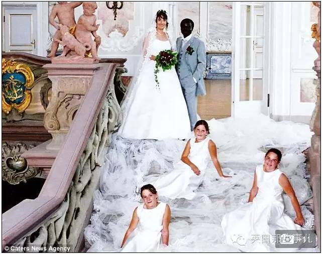 做着修理工的活，顺便用skype管理国家的国王，大概这是唯一一个