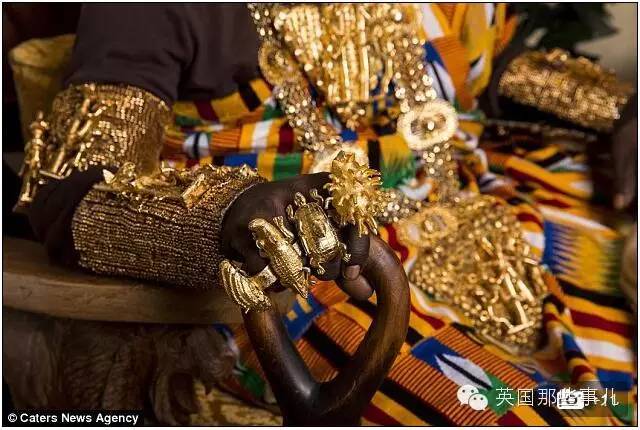 做着修理工的活，顺便用skype管理国家的国王，大概这是唯一一个