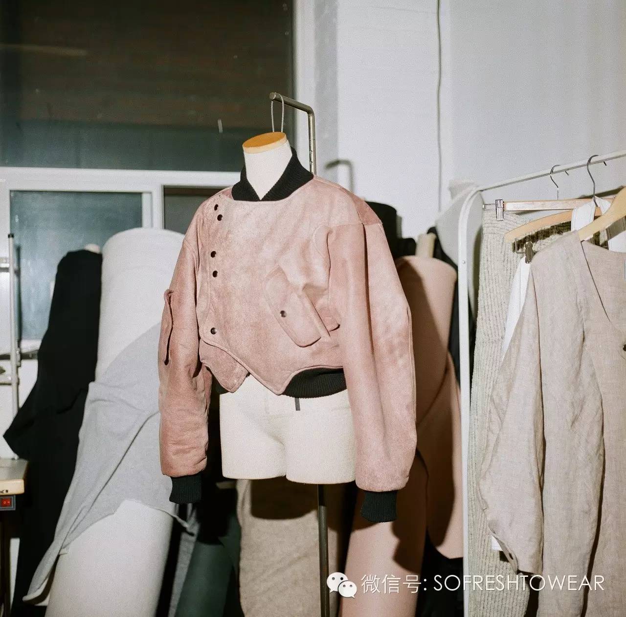 跪了|这个19岁的穷孩子，靠看杂志学做衣服，最后登上了纽约时装周