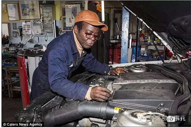 做着修理工的活，顺便用skype管理国家的国王，大概这是唯一一个