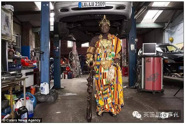 做着修理工的活，顺便用skype管理国家的国王，大概这是唯一一个