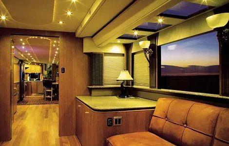 塞满豪华装备的移动“希尔顿”一万块买个树洞你钻吗？