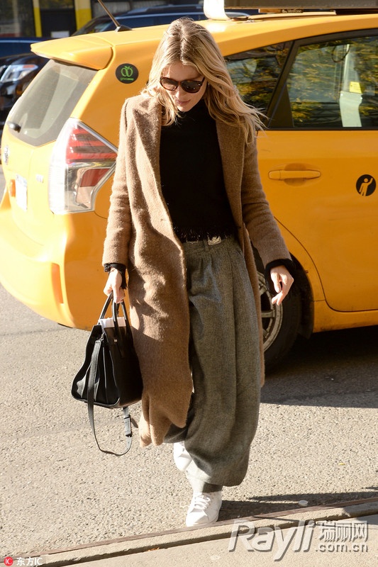 想做多金有品“好命女”？那你缺袁姗姗娜扎的驼色大衣