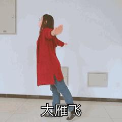 骨科医生推荐：每天五个小动作，站着就能护脊柱！缓解肩背痛很简单