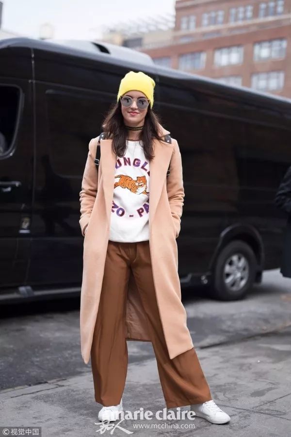 大衣配运动鞋怎么穿才不老气,大衣运动鞋过年穿得体又好看