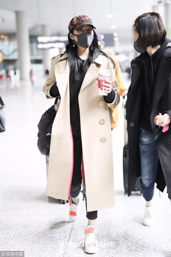 大衣配运动鞋怎么穿才不老气,大衣运动鞋过年穿得体又好看