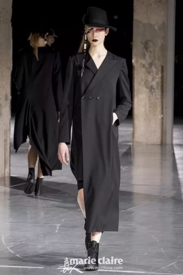 大衣配运动鞋怎么穿才不老气,大衣运动鞋过年穿得体又好看